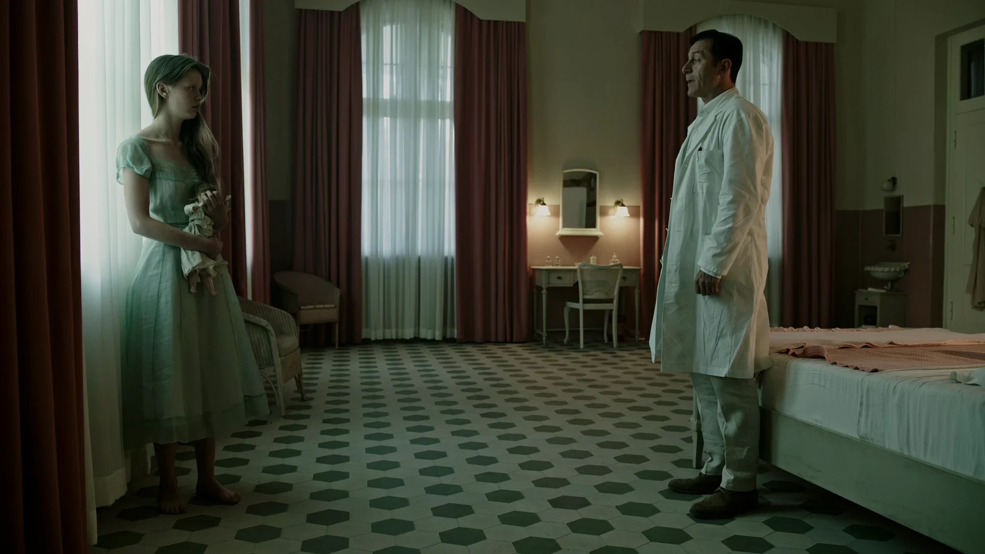 A Cure for Wellness 2016 Hindi Dual Audio WEB-DL 720p - 480p - 1080p screenshot 4